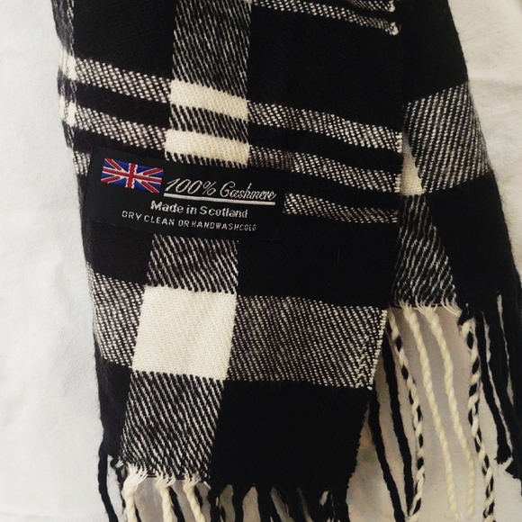 Vintage Cashmere Black & White Unisex Nova Check Fringe Scarf - Picture 4 of 4